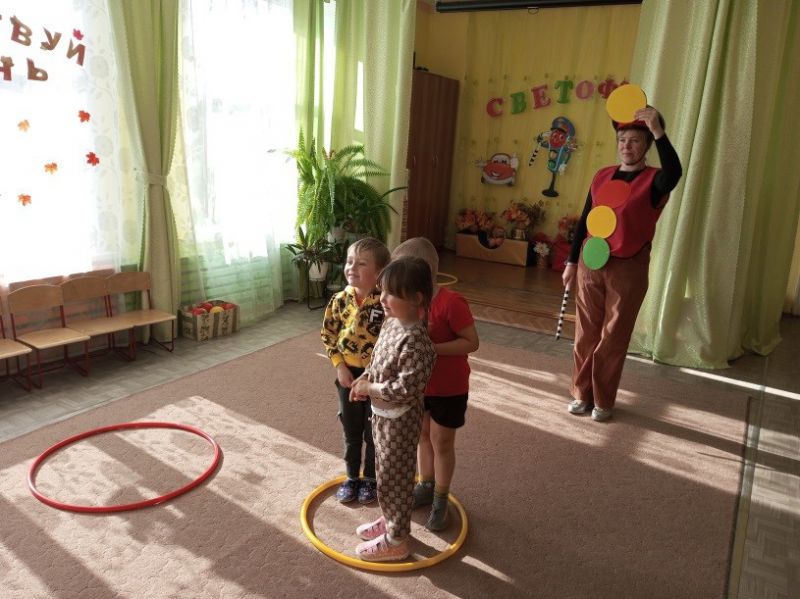 Сценарий развлечения для детей младшего возраста ПДД «В гости к Светофорику»