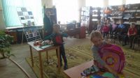 МБДОУ детский сад «Родничок» вместе со своим воспитателем Коломенской Натальей Васильевной в последний раз побывали в библиотеке в роли дошколят.